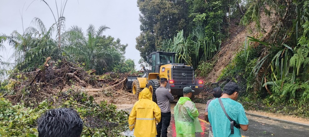 Polda Riau Gerak Cepat Tangani Longsor di Jalan Lintas Pekanbaru Taluk Kuantan