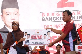 Hadiri Gerak Jalan Sehat Partai Gerindra, Suhardiman Berikan Doorprize Tiket Umroh