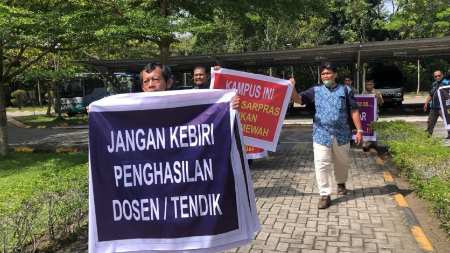 Rektor UIN Suska Riau Didemo Dosen, Ungkit Honor Hingga Pemotongan Tunjangan