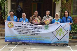 Mahasiswa UNPAM Berikan Edukasi Pentingnya  Mendaur Ulang Sampah Menjadi Barang Berguna