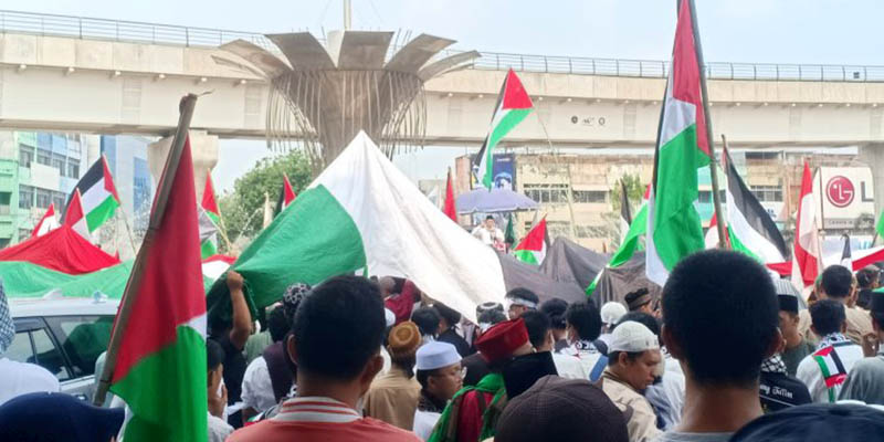 Salut! Massa Aksi Bela Palestina Bubarkan Diri dengan Bersihkan Lokasi Aksi