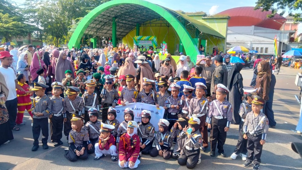 Tampil dengan Beragam Kostum di Pawai Indah, TKIT Al Falaah Indragiri Pukau Masyarakat Kota Rengat