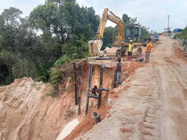 Akses Jalan di Desa Koto Ruang Rohul Putus, PUPR Riau Kebut Pembangunan Jembatan Bailey