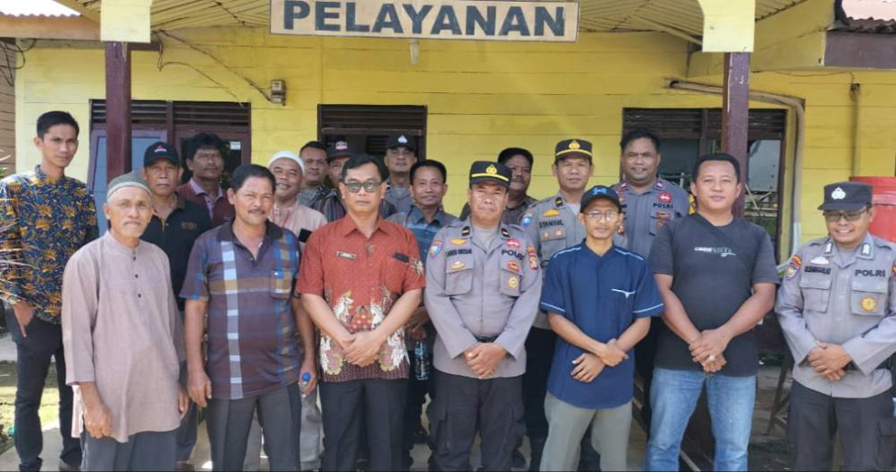 Kumpulin Masyarakat di Pos Bhabinkamtibmas, Binmas Polres Rohil Ajak Sukseskan Pilkada Damai