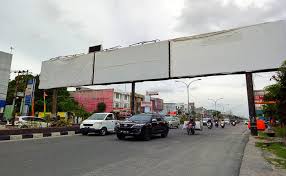 Satu Bando Dianggap Ilegal di Jalan Tuanku Tambusai Dipotong Satpol PP