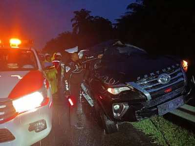 Mobil Fortuner Panjat Dinding Pembatas Jalan Tol Pekanbaru-Bangkinang