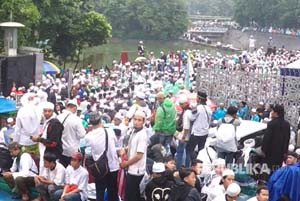 Peserta Aksi 112 Penuhi Tiap Sudut Masjid Istiqlal