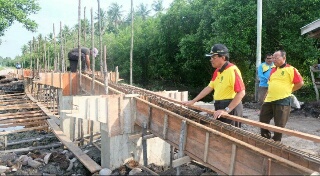 Bupati Inhil Tinjau Pembangunan Infrastruktur Jalan dan Jembatan di Kecamatan Pulau Burung