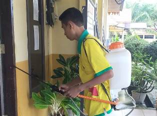 Tindaklanjuti Intruksi Bupati, Camat Singingi Lakukan Penyemprotan Desinfektan