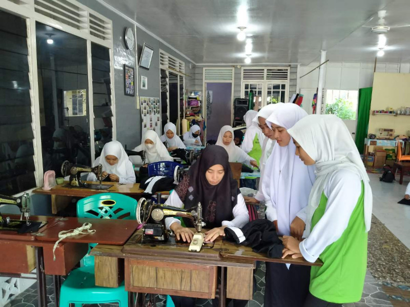 Semangat Wiwin Ayuni Bangun Usaha Menjahit Setelah Ikut Pelatihan Vokasi PHR