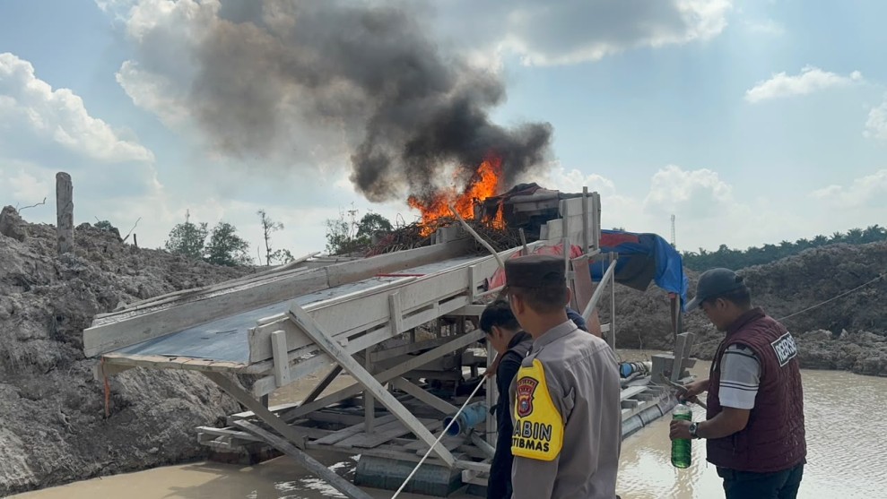 Komit Berantas Tambang Ilegal, Polres Kuansing Musnahkan 22 Rakit PETI