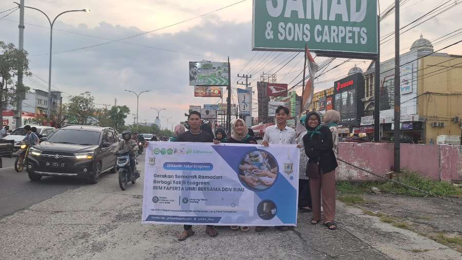 Tampil Beda! Mahasiswa UNRI Kampanyekan  Ecogreen dengan Berbagi Takjil