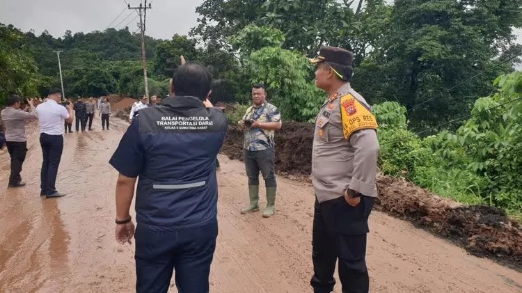 Sempat Ditutup, Jalan Sumbar-Riau Dibuka Kembali, Pengendara Diminta Tetap Waspada