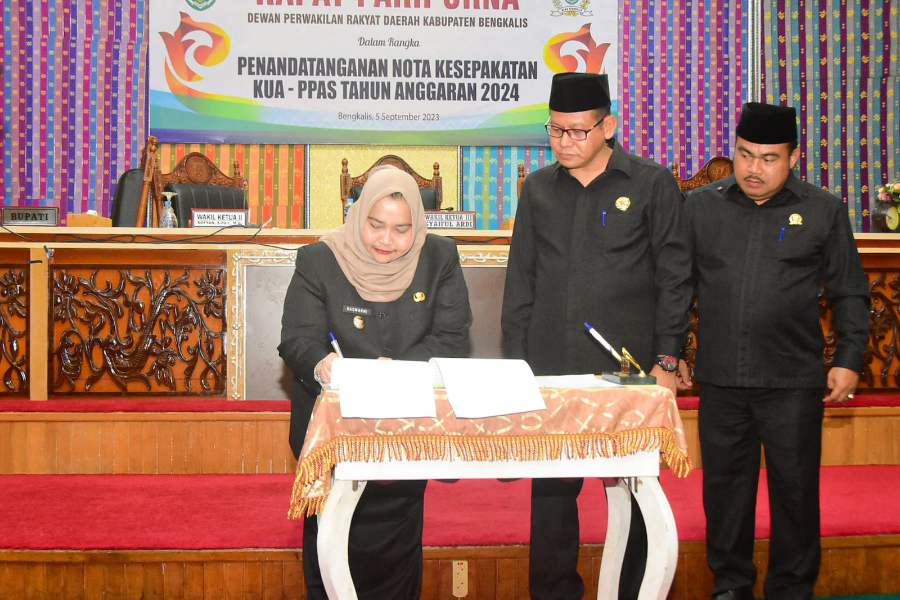 Bupati Kasmarni Bersama Wakil Ketua DPRD Teken Nota Kesepakatan KUA PPAS 2024