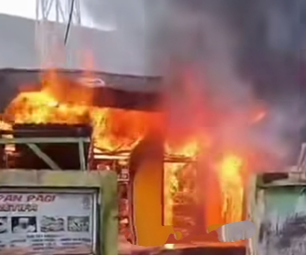 Diduga Akibat Konsleting Listrik, Rumah Warga di Samping Pasar Ludes Dilalap Si Jago Merah