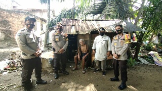 Huni Bekas Kandang Ternak, Kakek Malang Menangis Saat Didatangi Kapolres Inhu