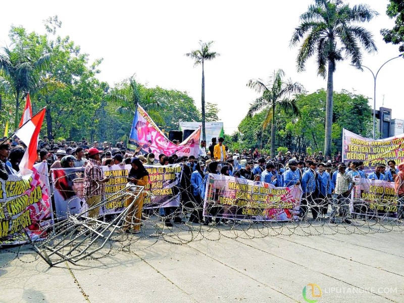 Ratusan Mahasiswa dan Masyarakat Demo DPRD Riau, Desak Pembentukan Pansus Defisit APBD Rp1,8 Triliun