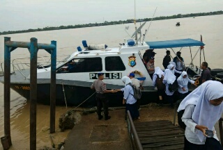 Sat Polairud Polres Inhil Kerahkan Armada Kapal Patroli Bantu Siswa Pergi Sekolah 