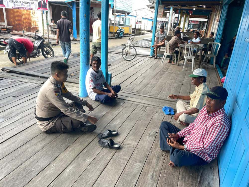 Sambangi Desa Sungai Berapit, Polsek Concong Sampaikan Pesan Pilkada Damai 2024