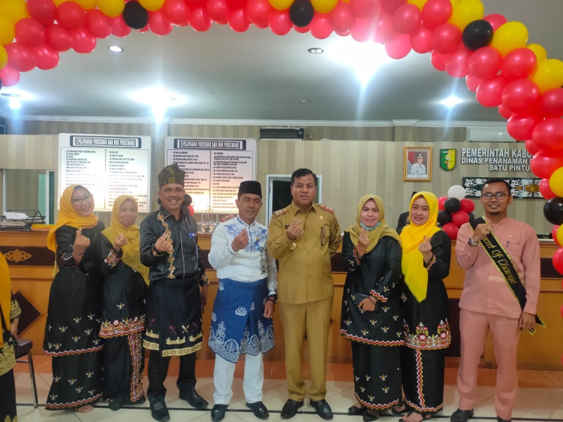 Potong Tumpeng Sempena HUT Kuansing,  Suhardiman Apresiasi PMPTSP Naker