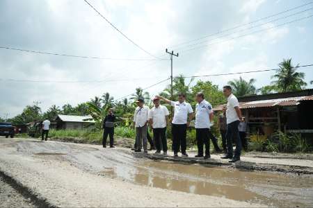 Dilaporkan Rusak, Jalan di Sinaboi Langsung Diperbaiki Gubernur  Syamsuar 