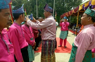 Pjs Bupati Inhil Serahkan e-KTP Kepada Warga Desa Sungai Intan