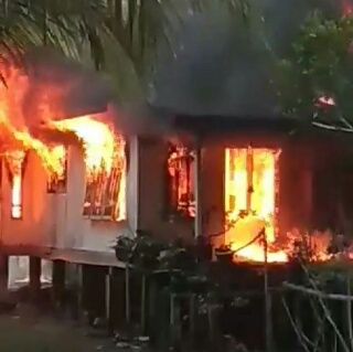 Ditinggal Pemilik, Satu Unit Rumah Warga Desa Kuantan Babu Rengat Dilalap Api