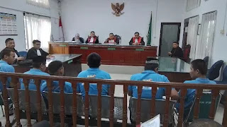 Majelis Hakim Tuntut Enam Terdakwa Kasus Perusakan Poskotis Satgas TNTN. 10 Bulan Penjara