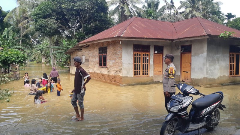 Polsek Tambusai Cek TPS Rawan Banjir dan Berikan Sembako kepada Warga