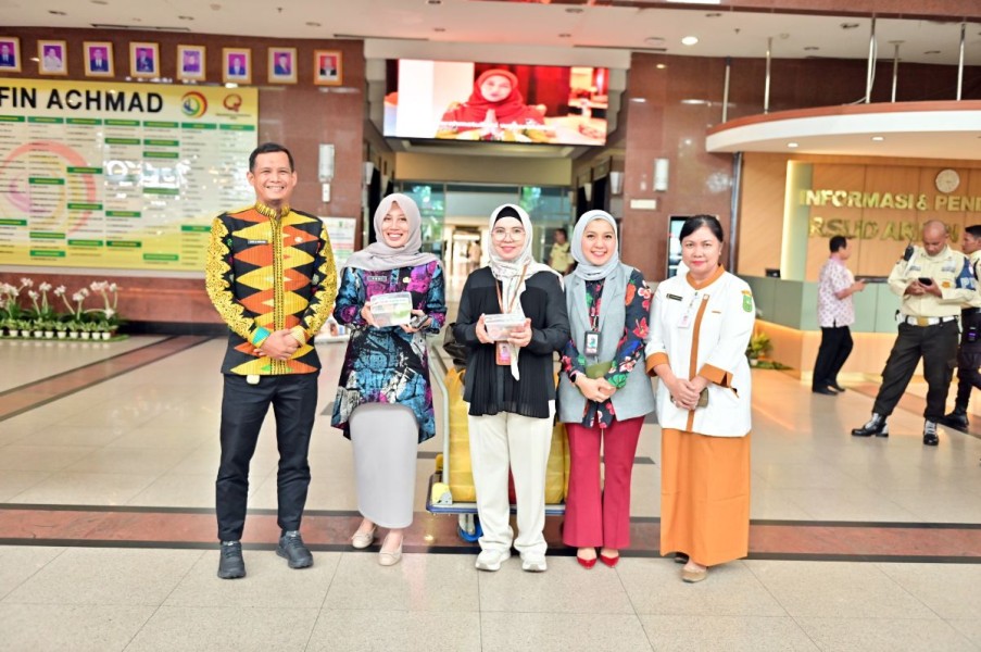 Hari Pertama Ramadhan, BRK Bagikan Takjil kepada Pasien dan Penunggu RSUD Arifin Achmad