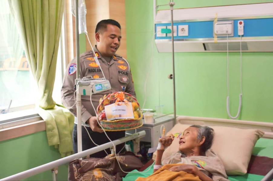 Kasat Lantas Polresta Pekanbaru Jenguk Nenek Zaimah di RS Madani, Berikan Bantuan dan Perhatian