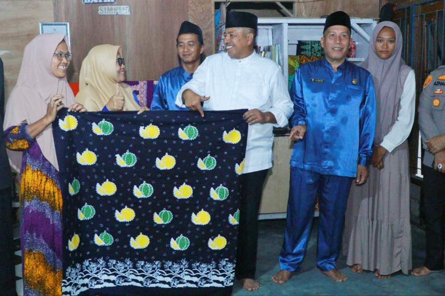 Bupati Alfedri Kunjungi Rumah Batik Simpeja