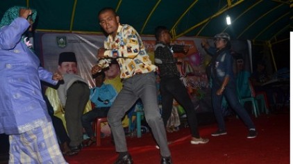 Joget Twist 60-an Meriahkan Mandi Safar di Pantai Lapin