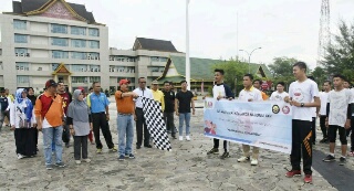 Peringatan Harganas ke-25, Sekda Inhil Lepas 100 Peserta Jalan Santai