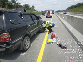 Supir Ngantuk di Tol Permai, Mobil Kijang Seruduk Kontainer, Dua Orang Tewas