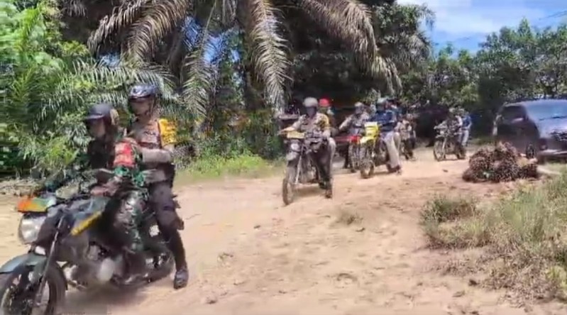 Lewati Jalan Tanah Liat Susuri Desa Terpencil, Polsek Tambusai Bawa Pesan Pilkada Damai 2024