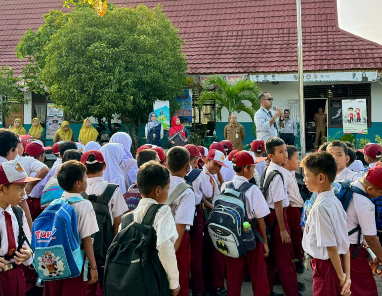 Targetkan 200 Rekening Tabungan Simpel, BRKS Pekanbaru Arifin Ahmad Edukasi Pelajar SD Negeri 159 Labuh Baru