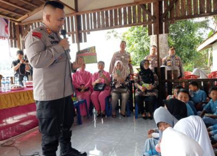 Sukseskan Program Polri Peduli Budaya Literasi, Polres Inhu Bagikan Buku dan Ceritakan Dongeng di Pelosok Desa