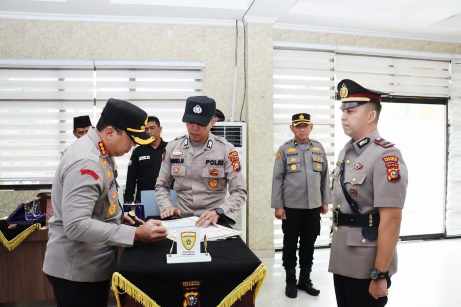Jabat Kapolsek Kawasan Pelabuhan, Iptu Teddy Catat Prestasi Akademik dan Kepolisian