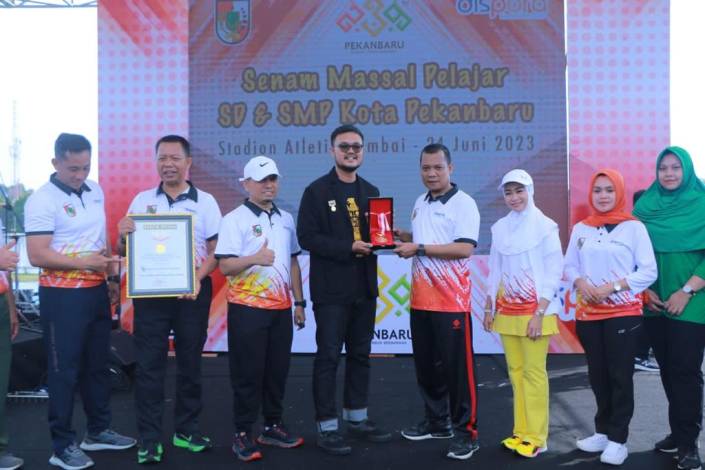 Senam Tingkat Pelajar Pecahkah Rekor, Muflihun Persembahkan Piagam MURI  untuk Masyarakat Kota Pekanbaru