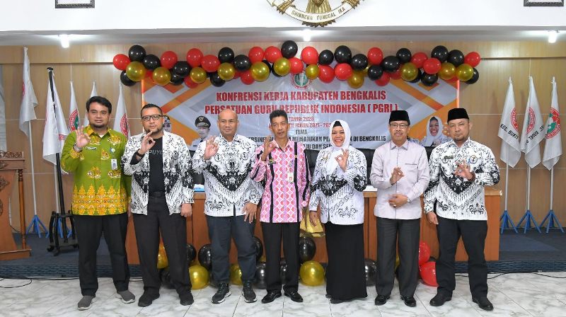 Buka Konferensi PGRI Kabupaten Bengkalis, Bupati: Guru Harus Jadi Teladan Siswa dan Masyarakat