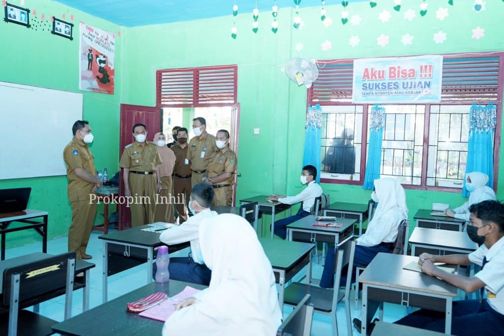 Perdana di Inhil, Bupati dan Wabup Tinjau PTM Terbatas di Sejumlah Sekolah