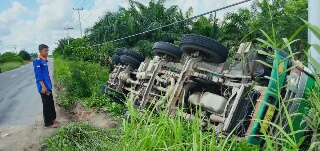 Diduga Melebihi Tonase, Mobil Pembawa Cangkang Terguling Saat Lewati Jalan Bergelombang