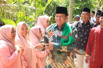 Hadiri Tradisi Doa Kubur, Warga Antusias Sambut Kehadiran Suhardiman