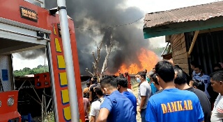 Kasih Jempol! Warga Apresiasi Aksi Heroik Andi Putra Ikut Padamkan Kebakaran