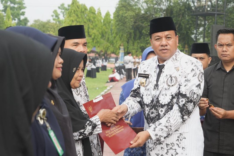 Jadi Irup Peringatan Hari Guru, Bupati Komit Tingkatkan SDM Guru Kuansing