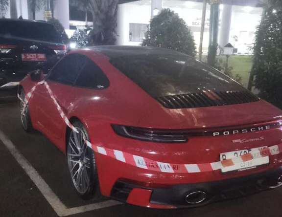 Tim Jampidsus Sita Mobil Mewah Porsche Terkait Kasus di Bakti Kominfo RI