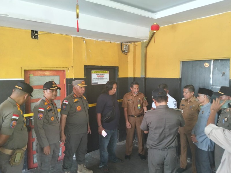 Dianggap Tidak Kantongi Izin, Satpol PP Siak Tertibkan 2 Tempat Hiburan Malam di Kota Perawang