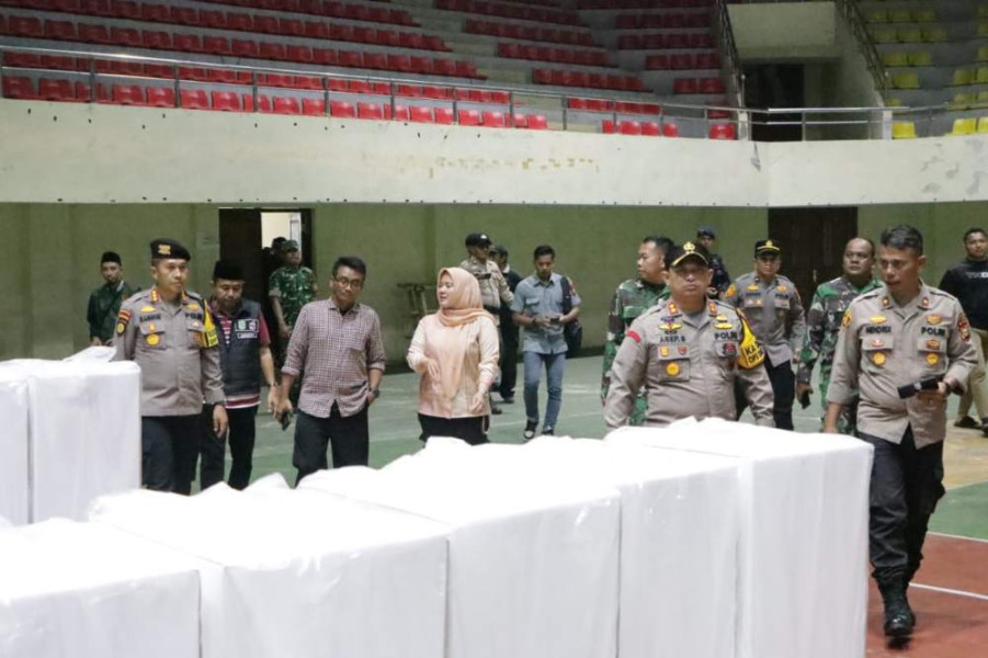 Dampingi Pamatwil, Kapolres serta Dandim dan Ketua KPUD Siak Lakukan Pengecekan Pos Pengamanan Gudang Logistik Pilkada