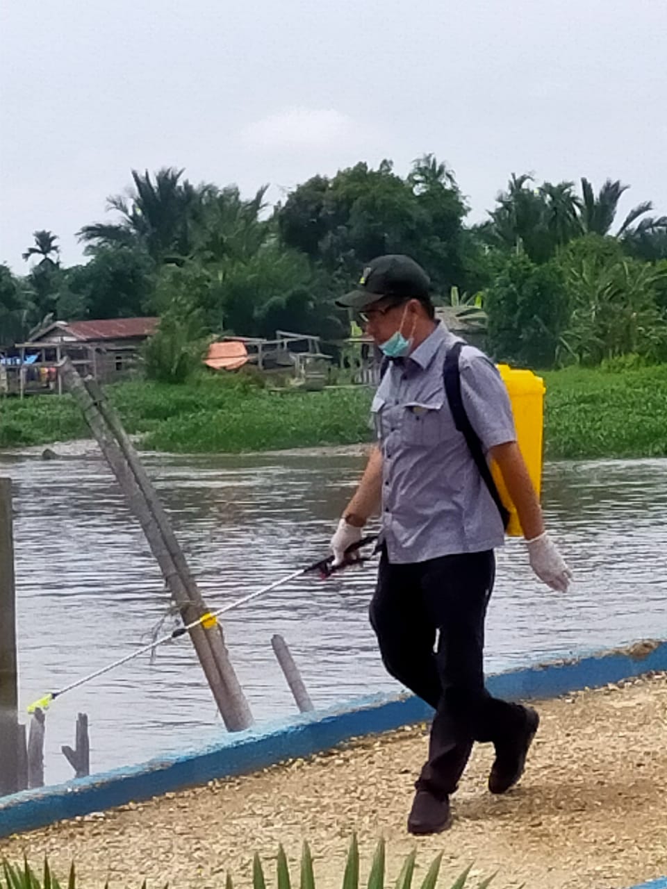 Cegah Covid 19, Ketua DPRD Inhil Terjun Langsung Lakukan Penyemprotan Disinvektan dari Desa ke Desa
